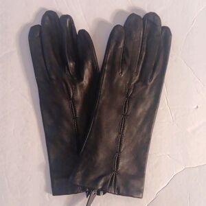 WOMEN'S, BLACK PLEATED ON THE BACKHAND LEATHER GLOVES, MEDIUM Sku255